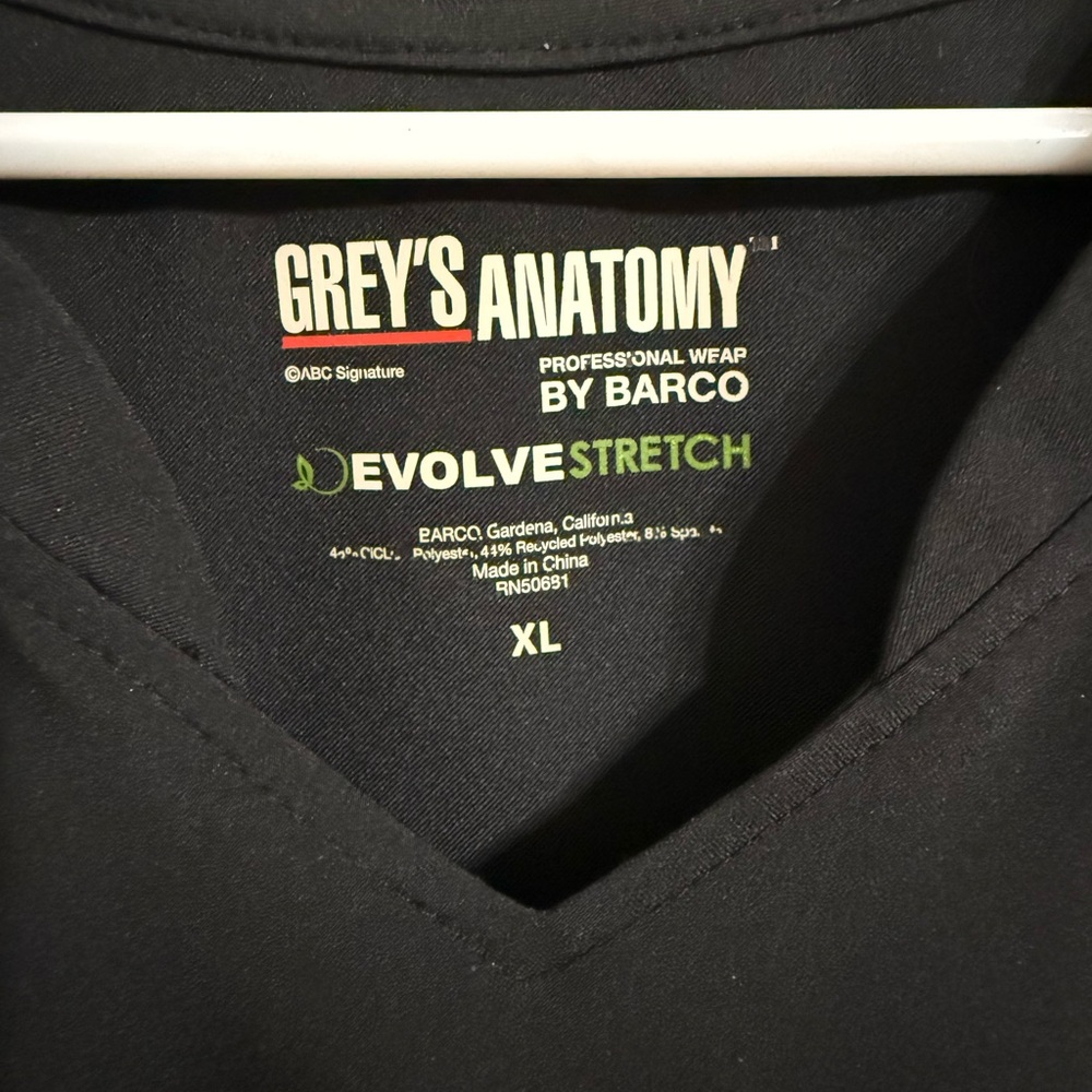 Grey's Anatomy Evolve Stretch Black Top and Bottom Scrub Set - Picture 2 of 5